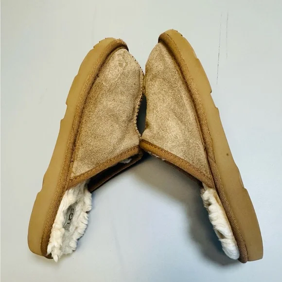 Kids size 4 Ugg slip on shoes - Picture 3 of 5